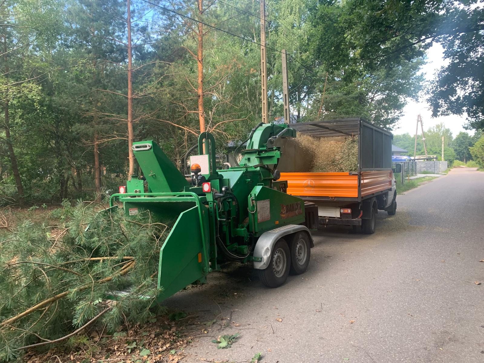 Czyszczenie terenu — widok z boku